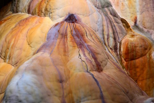 Grotte de Gériols (Hérault) - Coulures colorées sur de la calcite (SP-21-1710)