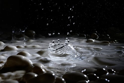 Grotte aux perles - Goutte d'eau éclatant dans un petit gour avec des perles(SP-21-1757)