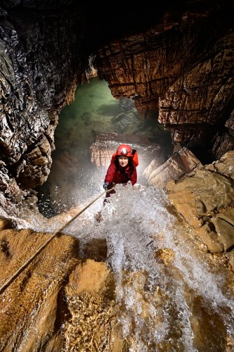 Rivière souterraine du Bousquet (Hérault) : franchissement de la cascade (SP-21-1832)