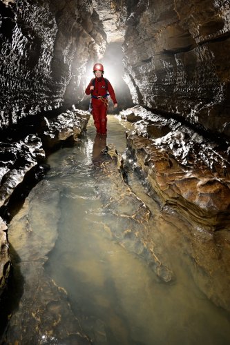 Rivière souterraine du Bousquet (Hérault) : progression dans la rivière avec les lames d'érosion(SP-21-1851)