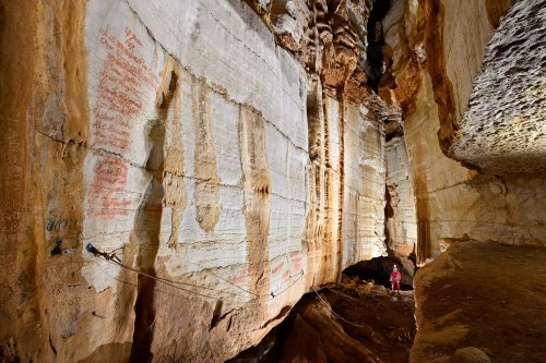 Grotte du salpêtre (Gard) - Galerie finale avec les strates de calcaire horizontales séparées par des joints stylolithiques. Les inscriptions en premier plan faites à la craie rouge sont celles du Cercle des travailleurs de Sauve.(SP-22-0008)