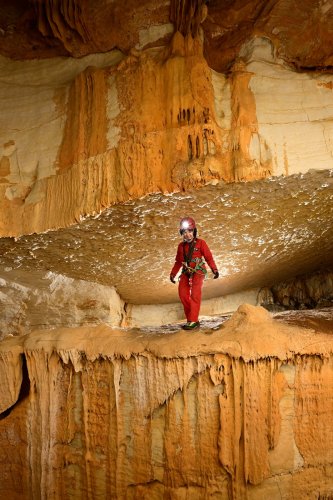 Grotte du salpêtre (Gard) - Spéléo dans une alcôve qui s'est développée sur un joint de stratification  (SP-22-0023)