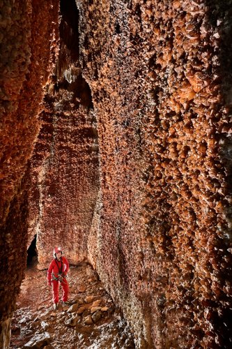 Aven de Suèges (Aveyron) - Galerie aux parois couvertes de cristaux de calcite(SP-22-0395)