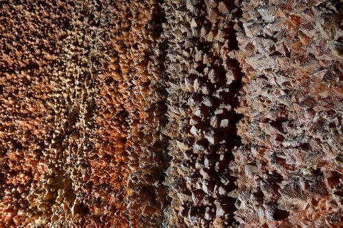 Aven de Suèges (Aveyron) - Paroi d'une salle couverte de cristaux de calcite (détail)(SP-22-0408)
