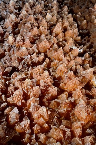 Aven de Suèges (Aveyron) - Cristaux de calcite sur une paroi(SP-22-0417)