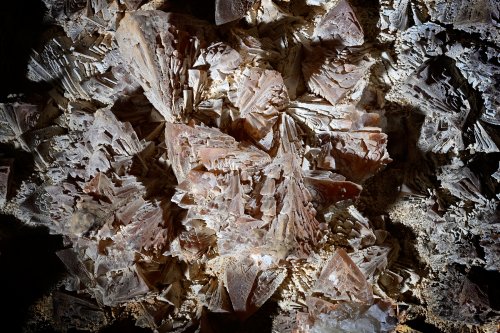 Aven de Suèges (Aveyron) - Cristaux de calcite sur une paroi(SP-22-0433)