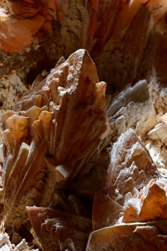 Aven de Suèges (Aveyron) - Détail d'un cristal de calcite sur une paroi(SP-22-0445)
