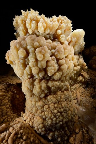 Grotte Flandin (Ardèche) - Ancienne stalagmite couverte de cristaux à l'intérieur d'un gour sec(SP-22-1100)