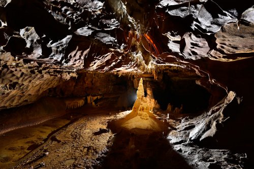 Grotte de Foissac (réseau FFS) - Stalagmites au milieu d'une galerie elliptique (SP-22-1224)