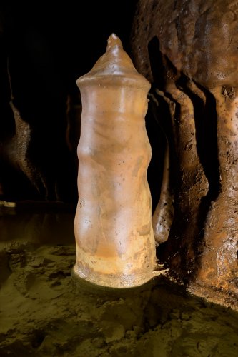 Grotte de Foissac (Trou qui Fume) - Stalagmite en forme de pot à tabac(SP-22-1229)