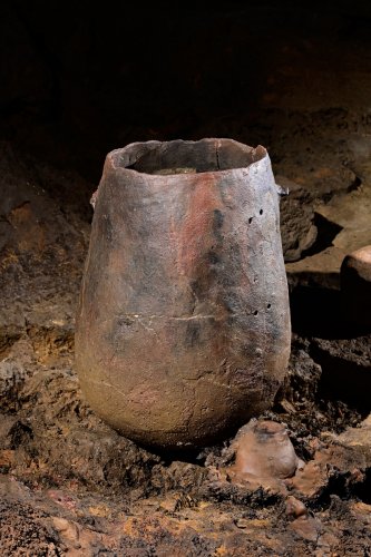 Grotte de Foissac (partie touristique) - Jarre datée du Chalcolithique (environ 5000 ans)(SP-22-1242)