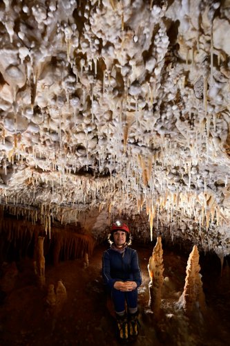Grotte de Foissac - Petite salle (hors visite) au plafond couvert de bulles de calcite (SP-22-1259)