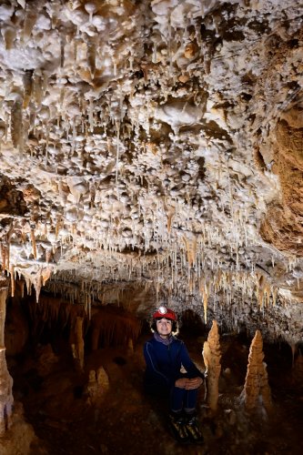 Grotte de Foissac - Petite salle (hors visite) au plafond couvert de bulles de calcite (SP-22-1264)