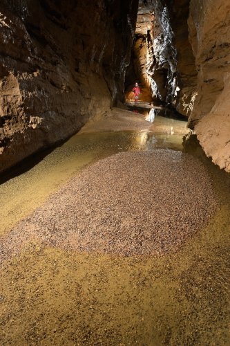 Grotte de la Borne aux Cassots (Doubs) - Rivière coulant dans un canyon avec bancs de sable(SP-22-1348)
