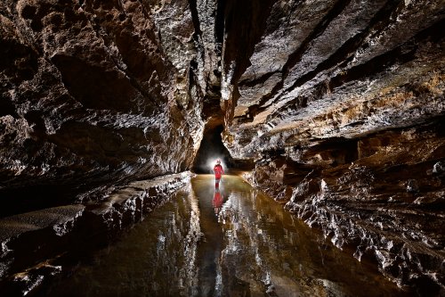 Grotte de la Borne aux Cassots (Doubs) est la plus longue grotte du département du Jura avec plus de 17 kilomètres de galerie.