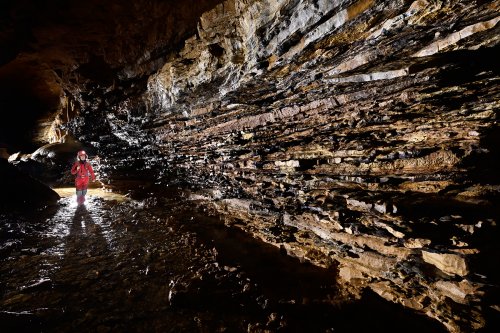 Grotte de la Borne aux Cassots (Doubs) - Paroi avec petits bancs de calcaires ressortant en relief au dessus de la rivière(SP-22-1356)