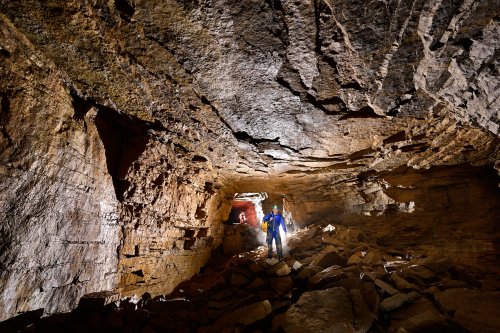 Grotte de la Borne aux Cassots (Doubs) - Grande galerie rectangulaire avec "porte" en fond  (SP-22-1370)