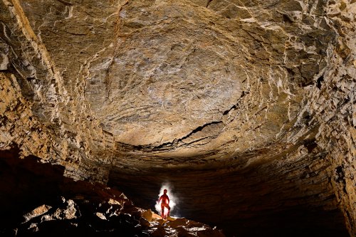 Grotte de la Borne aux Cassots (Doubs) - Plafond en coupole avec strates effondrées (SP-22-1374)
