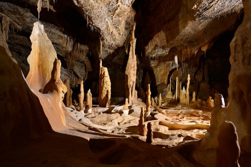 Grotte du Coudrier (Doubs) - Vue d'ensemble de la salle avec gours et stalagmites (fenêtre)(SP-22-1403)