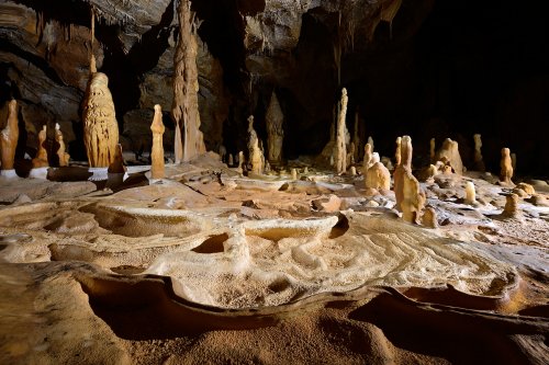 Cette a été découverte en  1994 à la suite d'un repérage de vide à la baguette de de coudrier. Après une désobstruction qui a percé le plafond d'un petit puits, une belle galerie richement  concrétionnée s' étend sur une centaine de  mètres.