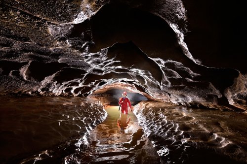Grotte du moulin de Vermondans (Doubs) - Galerie elliptique avec rivière (spéléo en arrière plan)(SP-22-1428)