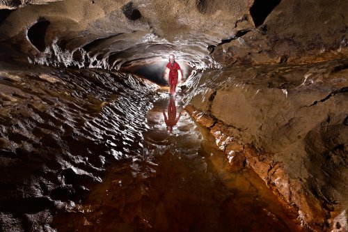 Grotte du moulin de Vermondans (Doubs) - Spéléo marchant dans la rivière (SP-22-1443)