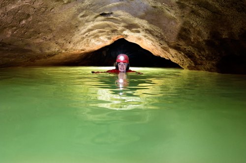 Grotte du moulin de Vermondans (Doubs) - Progression en nageant dans la rivière au niveau d'une voûte mouillante (SP-22-1451)