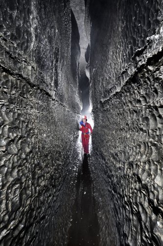 Cullaun Two (Burren, Irlande) - Progression dans un méandre étroit aux parois sculptées de coups de gouge(SP-22-1903)