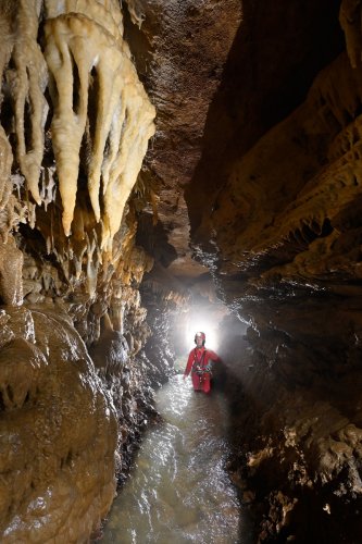 Grotte de Milandre (Suisse) - Concrétions au dessus de la rivière(SP-22-2083)