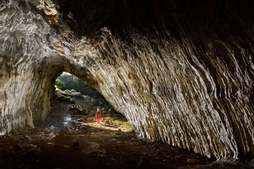 Baume aux Sarrons (Doubs) - Galerie d'entrée avec rayon de soleil(SP-22-2183)