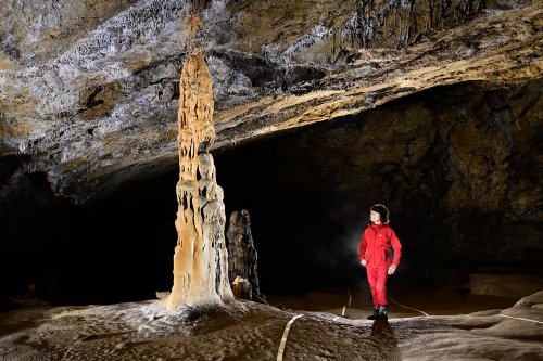 Grotte préhistorique de Bédeilhac (Ariège) - Colonne colorée isolée dans la salle finale(SP-22-2207)