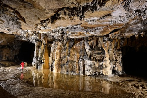 Grotte préhistorique de Bédeilhac (Ariège) - Grand pilier stalagmitique de la salle finale se reflétant dans une vasque (avec personnage)(SP-22-2217)