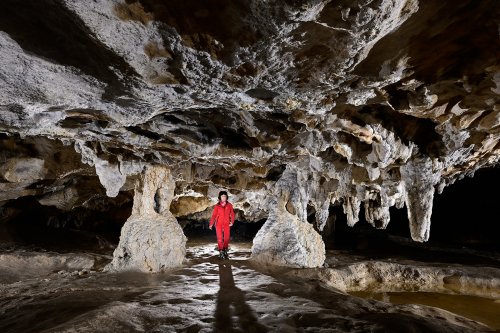 Grotte préhistorique de Bédeilhac (Ariège) - Passage entre deux petits piliers stalagmitiques ("les jumelles")(SP-22-2254)
