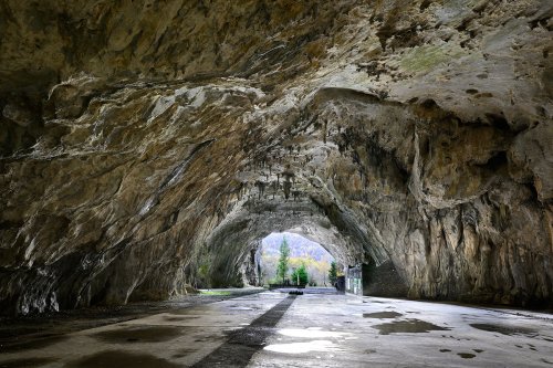 Grotte préhistorique de Bédeilhac (Ariège) - Porche d'entrée avec le sol planifié pour l'installation d'une usine aéronautique par l'armée allemande (SP-22-2255)