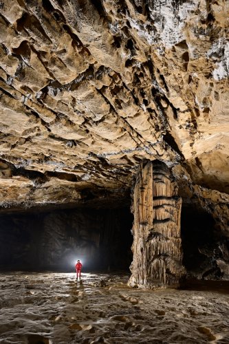 Grotte préhistorique de Bédeilhac (Ariège) - Grande colonne au milieu de la galerie avec lapiaz de voûte(SP-22-2287)