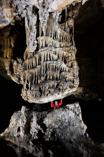 Grotte préhistorique de Bédeilhac (Ariège) - Colonne massive scindée en deux suite à un affaissement du sol(SP-22-2336)