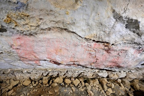 Grotte préhistorique de Bédeilhac (Ariège) - Peinture rupestre : ponctuations rouges peintes sur la paroi(SP-22-2340)