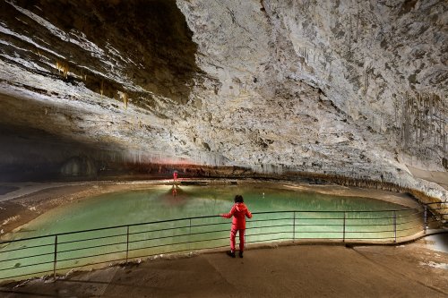Grotte de Choranche (Isère) - Partie touristique : salle d'entrée au dessus du lac(SP-23-0180)