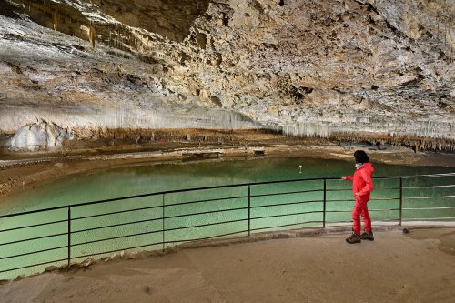 Grotte de Choranche (Isère) - Partie touristique : salle d'entrée au dessus du lac(SP-23-0190)