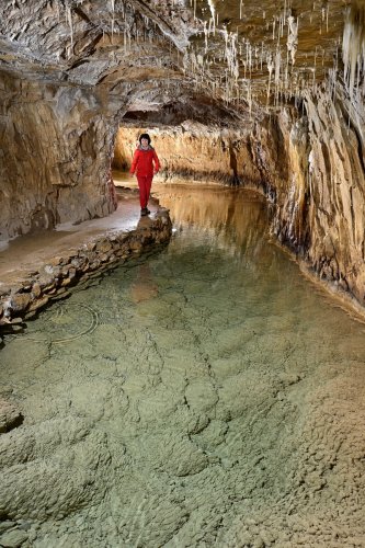 Grotte de Choranche (Isère) - Partie touristique : rivière à la fin de la galerie des fistuleuses(SP-23-0211)
