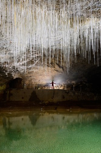Grotte de Choranche (Isère) - Partie touristique : le lac et sa pluie de fistuleuses(SP-23-0229)