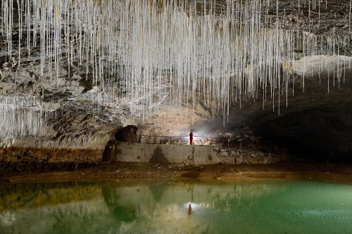 Grotte de Choranche (Isère) - Partie touristique : le lac et ses fistuleuses vus de la salle d'entrée(SP-23-0236)