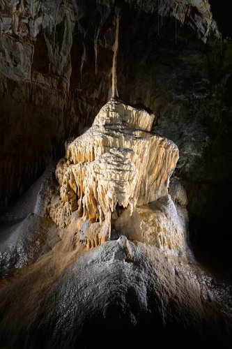 Grotte de Choranche (Isère) - Partie touristique : concrétion massive de calcite au retour de la galerie Serpentine(SP-23-0248)