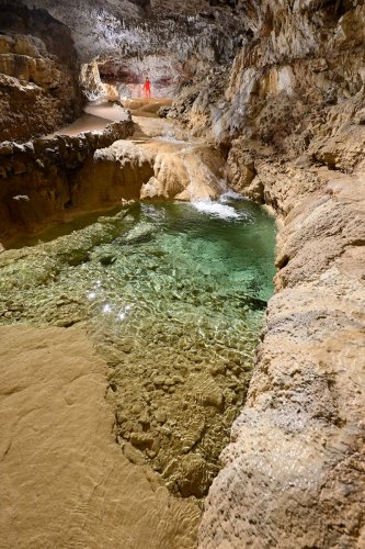 Grotte de Choranche (Isère) - Partie touristique : la rivière et ses eaux vertes dans la galerie Serpentine(SP-23-0279)