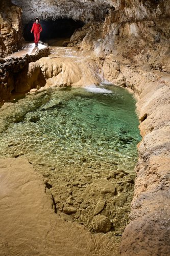 Grotte de Choranche (Isère) - Partie touristique : la rivière et ses eaux vertes dans la galerie Serpentine(SP-23-0280)
