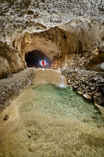 Grotte de Choranche (Isère) - Partie touristique : la rivière et ses eaux vertes dans la galerie Serpentine(SP-23-0294)