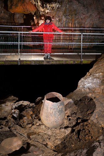 Grotte de Foissac (Aveyron) - Partie touristique : poterie chalcolithique encore en place, à quelques mètres de l’entrée préhistorique de la grotte. (SP-23-0612-Repris.jpg)