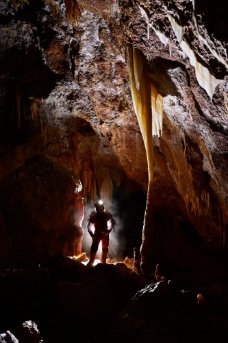 Grotte de Foissac (Aveyron) - Colonne avec draperie dans sa partie supérieure (SP-23-0632)