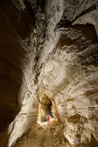 Flour Cave (Mont Sodome, Israël) - Galerie dans une "piping cave". Ces cavités très rares se forment non pas par dissolution mais par entraînement mécanique de grains dans des sédiments clastiques non consolidés (phénomène de suffosion)(SP-23-0778)