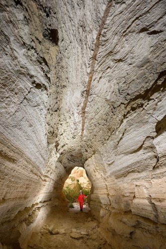 Flour Cave (Mont Sodome, Israël) - Galerie dans une "piping cave". Ces cavités très rares se forment non pas par dissolution mais par entraînement mécanique de grains dans des sédiments clastiques non consolidés (phénomène de suffosion)(SP-23-0787)